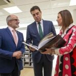 El consejero de la Presidencia, Ángel Ibáñez, se ha reunido esta mañana con la consejera de la Presidencia y Justicia del Gobierno de Cantabria, Paula Fernández, y con el consejero de Sanidad, Miguel Rodríguez, para avanzar en la elaboración del ‘Protocolo de colaboración’ entre ambas comunidades que tendrá como objeto, entre las diversas materias de actuación, la mejora en la prestación de los servicios sanitarios