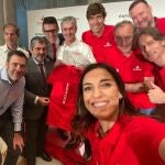 Autofoto de los deportistas del Reto Mi Primer Maratón de Banco Santander: Fermín Cacho, Rafa Pascual, Pedro García, Julio Salinas y Eli Pinedo, con los tutores Abel Antón y Martín Fiz