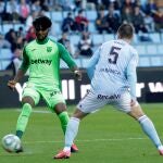 Okay y Awaziem disputan una pelota durante el Celta-Leganés de Balaídos