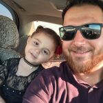 Abdullah Abo Salwa, de 32 años, posa junto a su hija Salwa