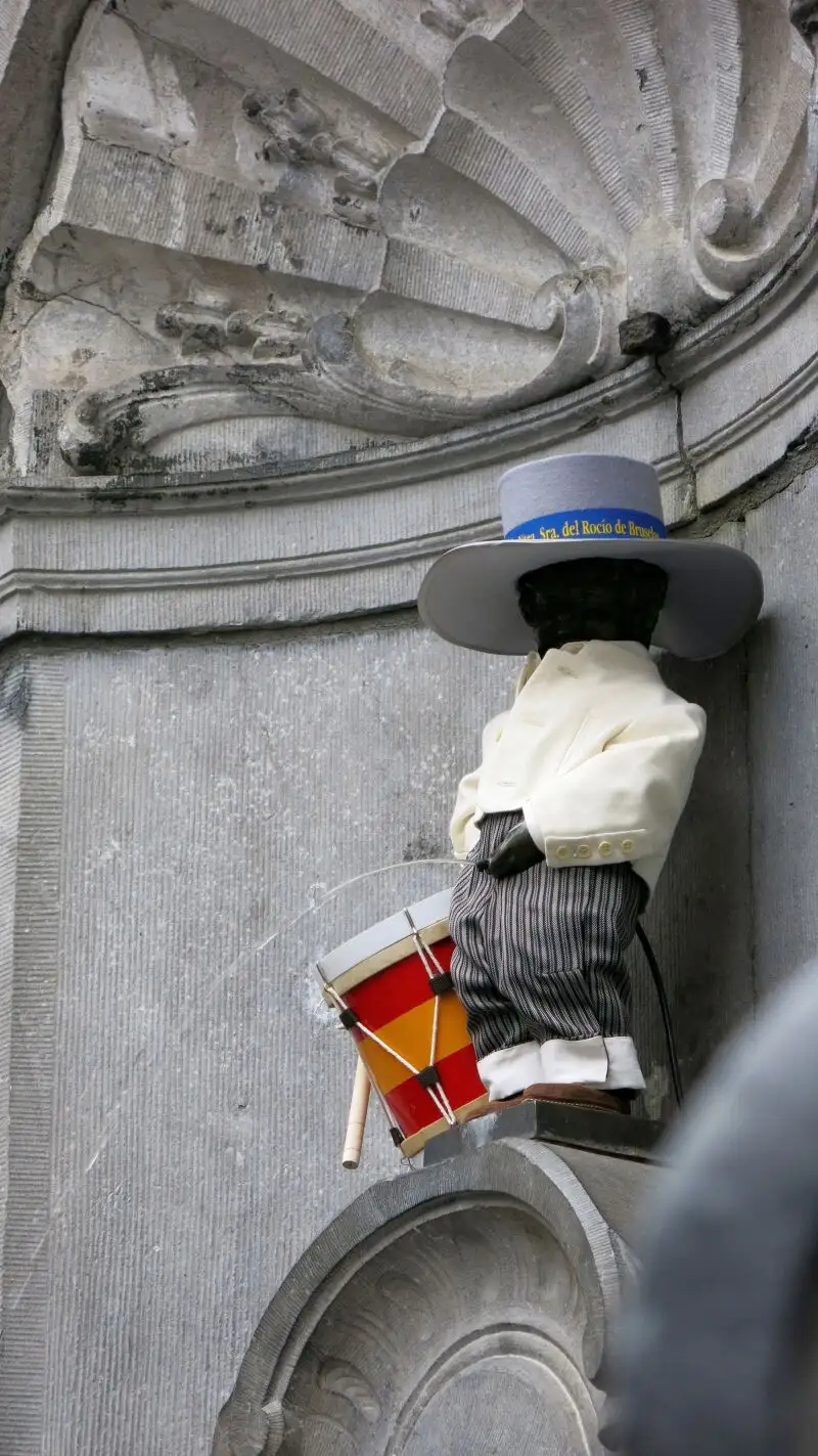 El célebre Manneken Pis de Bruselas se ha vestido este sábado de rociero, con el típico "traje corto", por primera vez en sus 400 años de vida. EFE/Marta Borrás
