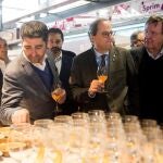 El presidente de la Generalitat, Quim Torra (2d), junto al conseller de Territorio y Sostenibilidad, Damià Calvet (i),momentos antes de presidir la inauguración del Mobile Networking Lunch