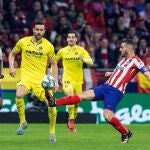 El centrocampista del Atlético de Madrid Koke (d) juega un balón ante Iborra (2-i), del Villarreal, durante el partido de Liga en Primera División que disputan esta noche en el estadio Wanda Metropolitano, en Madrid. EFE/Rodrigo Jiménez