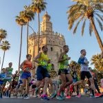 Participantes corren ante la Torre del Oro durante la 36ª edición del Zurich Maratón de Sevilla, en el que se ha proclamado ganador el atleta etíope Mekuant Ayenewcon un tiempo de 2h04:46, y que se ha convertido en la mejor marca mundial del año en esa distancia y el segundo mejor registro de todos los tiempos en un maratón corrido en España, este domingo tras disputarse en Sevilla. EFE/Julio Muñoz