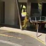 Sanitarios trasladan a un infectado al hospital de Cruces