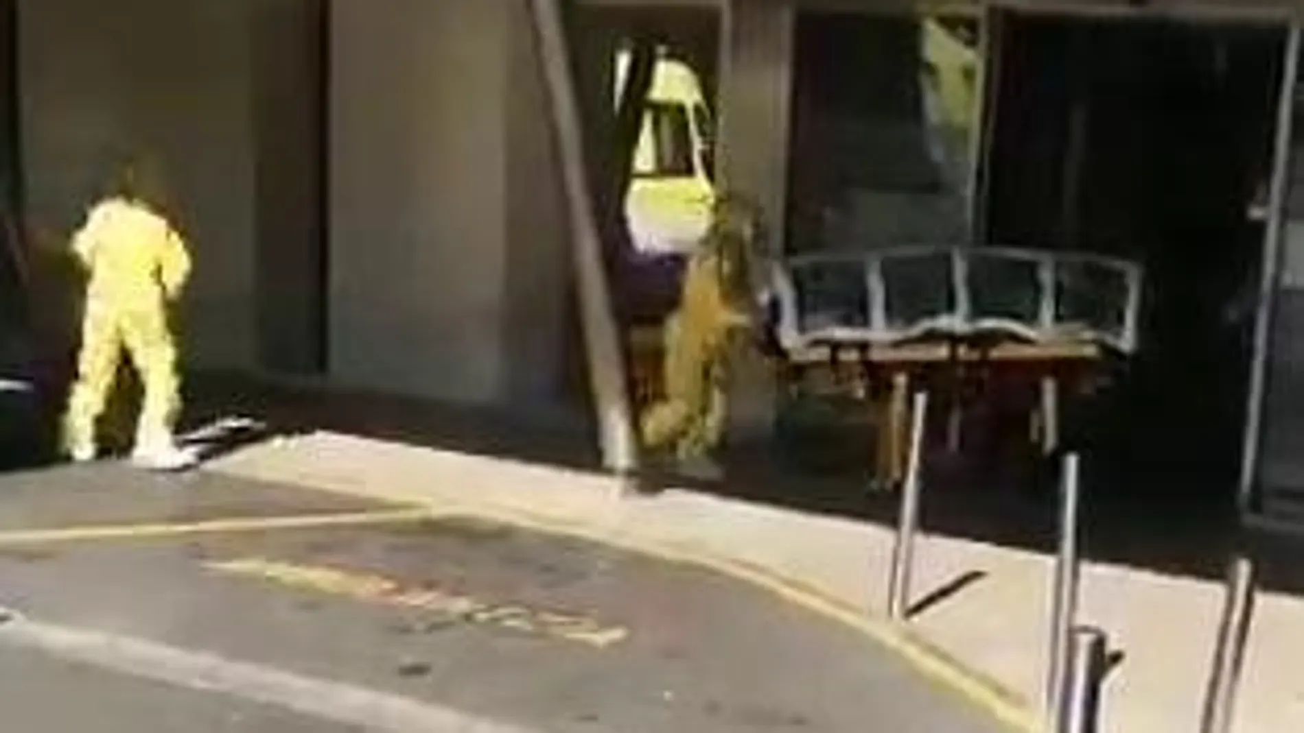 Sanitarios trasladan a un infectado al hospital de Cruces