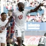 El defensor francés Dimitri Foulquier del Granada, celebra su gol ante el Osasuna, durante el encuentro correspondiente a la jornada 25 de LaLiga Santander en el Estadio El Sadar de Pamplona. EFE/Jesús Diges