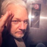 Julian Assange tras salir de un tribunal londinense en mayo de 2019