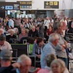 Cientos de viajeros permanecen en el aeropuerto de Gran Canaria, que ha vuelto a quedar este domingo inoperativo por el fuerte viento y la densa calima que afectan a Canarias, y no prevé aceptar operaciones hasta las 20.00 horas.