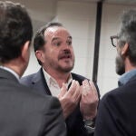 El antiguo secretario general de los populares vascos, Carlos Iturgaiz (i), momentos antes del inicio de la conferencia "El fortalecimiento de España en el País Vasco" organizada por la asociación Esteban Garibay en el Hotel Dómine, en Bilbao a 20 de febrero de 2020.BILBAO;20-02-2020;BILBAO;PAÍS VASCO;AZNARH.Bilbao / Europa Press20/02/2020