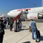 Pasajeros embarcando en un avión de Iberia