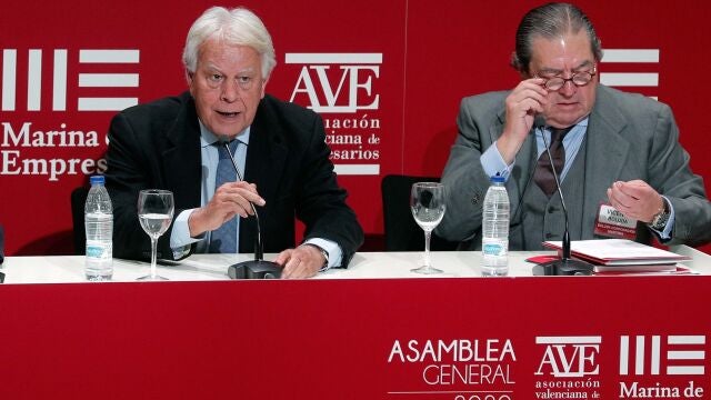 GRAFCVA2274. VALENCIA, 24/02/2020.-El expresidente del Gobierno Felipe González (i) en la imagen, junto al presidente de AVA, Vicente Boluda (d) ,momentos antes de pronunciar una conferencia durante la asamblea general de la Asociación Valenciana de Empresarios (AVE). EFE/Kai Försterling