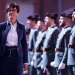 La directora general de la Guardia Civil, María Gámez, pasa revista durante el acto que ha presidido hoy con motivo de la toma de posesión del coronel Antonio Rodríguez-Medel como nuevo jefe de la Comandancia de Málaga