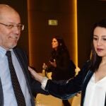 El vicepresidente de Castilla y León, Francisco Igea, saluda a la portavoz del Grupo de Ciudadanos en el Congreso, Inés Arrimadas, el día de su encontronazo en Valladolid