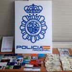 Los arrestados portaban 30 tarjetas con banda magnética, anotaciones con medidas de cajeros automáticos y numeraciones bancarias