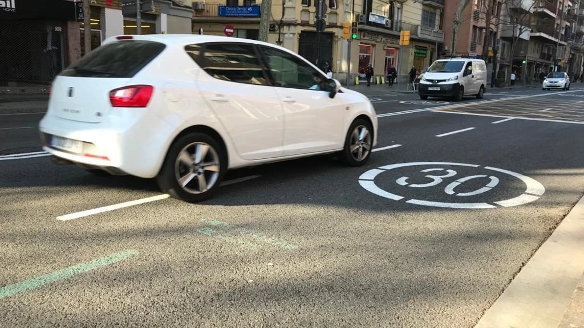 Barcelona convierte las calles Creu Coberta y Sants en zonas de velocidad 30