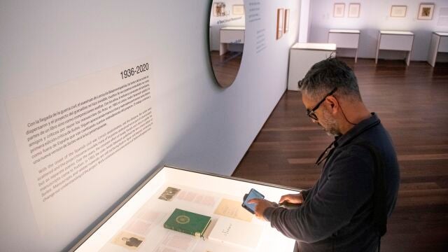 La muestra expone 37 documentos originales entre dibujos, cartas, artículos, etc.