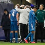 Lyon (France), 26/02/2020.- Matthijs de Ligt of Juventus FC receives medical assistance during the UEFA Champions League round of 16 first leg soccer match between Olympique Lyon and Juventus FC in Lyon, France, 26 February 2020. (Liga de Campeones, Francia) EFE/EPA/YOAN VALAT