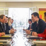 Primera reunión de la mesa de diálogo encabezada por el presidente del Gobierno, Pedro Sánchez (2d); y el president de la Generalitat, Quim Torra (2i), un acuerdo al que llegaron PSOE y ERC para que los segundos facilitaran con su abstención la investidura de Sánchez, en el Palacio de la Moncloa