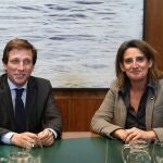El alcalde de Madrid, José Luis Martínez-Almeida, al inicio de la reunión mantenida este miércoles con la vicepresidenta cuarta y ministra para la Transición Ecológica y el Reto Demográfico, Teresa Ribera, para informar al Gobierno de la estrategia de sostenibilidad ambiental Madrid 360 Ministerio para la Transición Ecológica y el Reto Demográfico. EFE/Rodrigo Jiménez