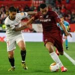 Suso, que abandonó el campo lesionado, pugna por el balón con OmraniEFE/Raúl Caro