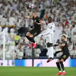 Kyle Walker golpea de cabeza el balón en la ida de octavos de la Champions que el Manchester City jugó en el Bernabéu