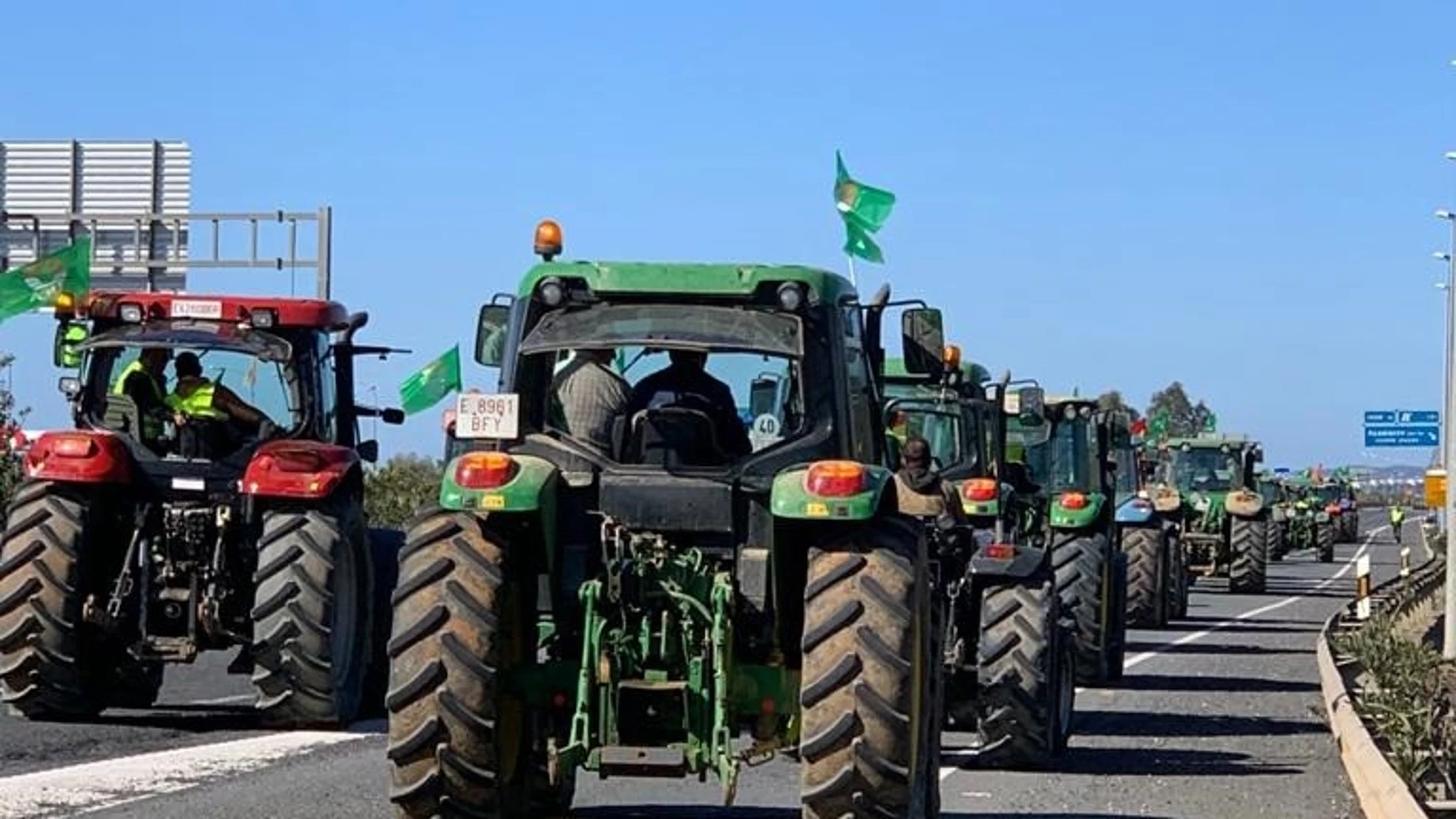 Imagen de algunos de los tractores que se movilizan este jueves cortando la A-49 dirección Portugal