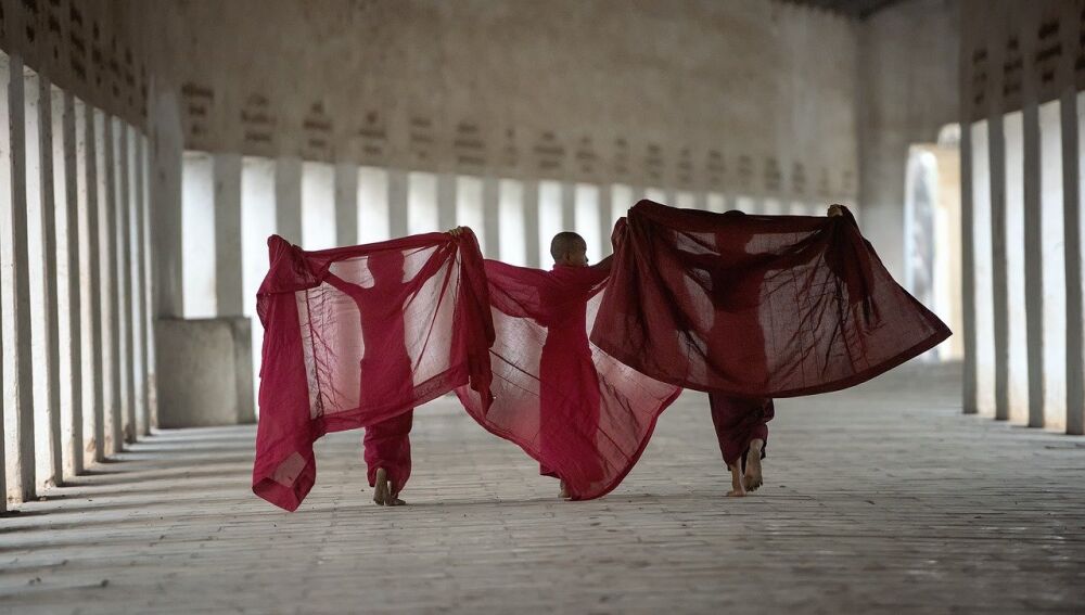 Niños monje caminan por uno de los templos centenarios.