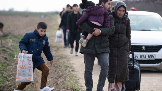Varias familias caminan junto a la frontera griega a la espera de poder pasar a suelo europeo
