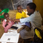 La médico ugandesa Irene Kyamummi durante su participación en el proyecto CHEP en Kenya