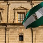 La bandera de Andalucía izada delante del Parlamento andaluz