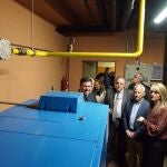 El consejero de Economía y Hacienda, Carlos Fernández Carriedo, visita las nuevas instalaciones en materia de eficiencia energética del Centro de Educación Infantil y Primaria ''La Laguna'' junto al alcalde de Laguna de Duero, Román Rodríguez y la directora del centro, entre otros