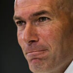El entrenador del Real Madrid Zinedine Zidane durante la rueda de prensa hoy en la Ciudad Deportiva del Real Madrid en Valdebebas el día previo a la celebración del clásico de liga que enfrentará a los equipos del Real Madrid y FC Barcelona.