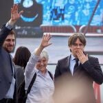 GRAF9099. PERPIÑÁN (FRANCIA), 29/02/2020.- El expresidente de la Generalitat Carles Puigdemont (d) y los exdiputados Toni Comín y Clara Punsatí durante el acto político celebrado este sábado en un parque de la localidad francesa de Perpiñán con la asistencia de distintas personalidades del mundo independentista. EFE/David Borrat