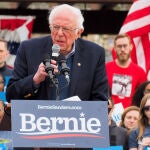 Bernie Sanders empieza a conquistar amplias zonas del espectro del Partido Demócrata, pero su discurso radical asusta al "establisment"