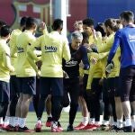Quique Setién, en un pasillo de collejas de sus jugadores por una apuesta perdida con el vestuario