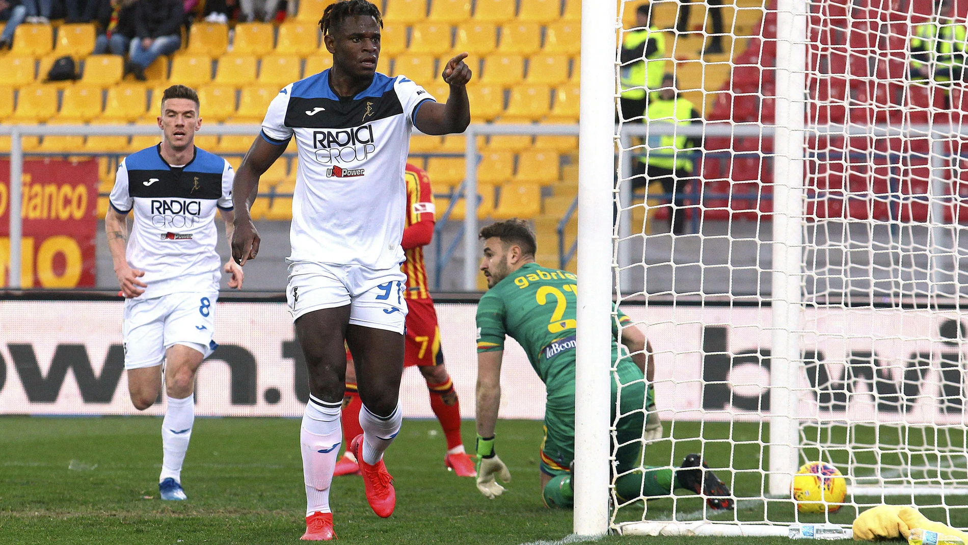 El colombiano Duvan Zapata fue el gran protagonista del partido con tres tantos