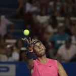 Nadal se dispone a ejecutar un segundo servicio en el pasado torneo de Acapulco