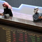 Kuwait (Kuwait), 01/03/2020.- Men wearing protective face masks observe the development of the Boursa Kuwait national stock market, in Kuwait City, Kuwait, 01 March 2020. The Kuwait stock market plunged in early trade on the day over growing fears about the economic consequences of the novel coronavirus Covid-19 outbreak. EFE/EPA/NOUFAL IBRAHIM