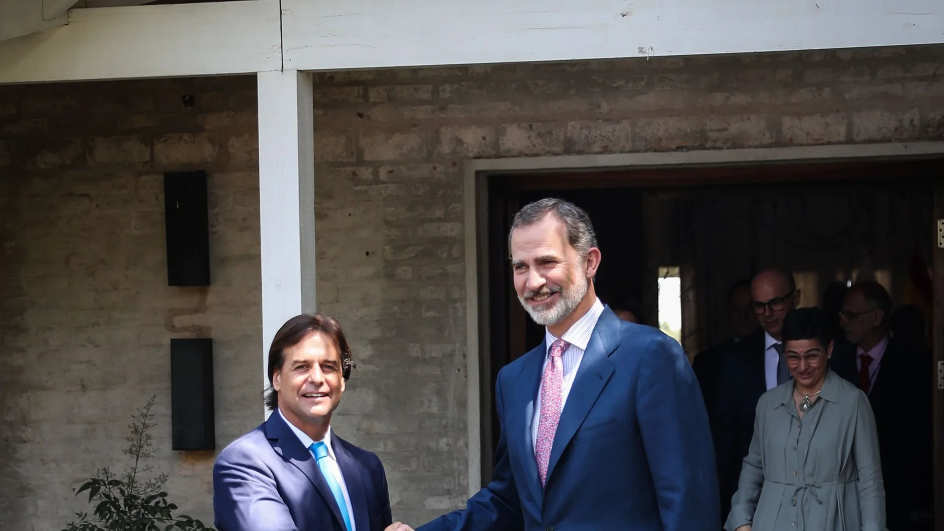 El rey Felipe VI de España se reúne con el presidente entrante de Uruguay, Luis Lacalle Pou