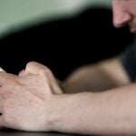 Un joven revisa sus redes sociales en el teléfono móvil