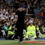 Quique Setién se lamenta en la zona técnica durante el clásico