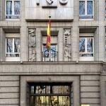 Una de las puertas de acceso de la sede del ICO (Instituto del Crédito Oficial), en el Paseo del Prado de Madrid