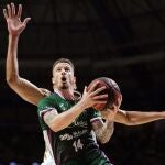 Josh Adams intenta anotar ante la amenazadora presencia de Tavares