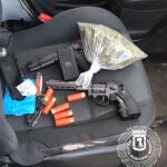 Armas de perdigones y balines en un coche en el distrito de Puente de Vallecas