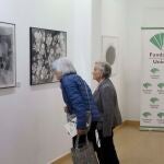 Dos visitantes en una muestra de la Fundación Unicaja