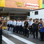 San Juan City (Philippines), 02/03/2020.- A security officer holds up a mobile phone showing a video call with the gunman, witnessed by members of the media during a press conference outside a shopping mall following a shooting incident in San Juan City, Metro Manila, Philippines, 02 March 2020. At least one person has been shot and about 30 people are being held hostage by a gunman in a shopping mall in San Juan City 02 March 2020, according to local media citing police. The San Juan City mayor said that negotiation efforts are underway to end the situation. (Filipinas) EFE/EPA/MARK CRISTINO