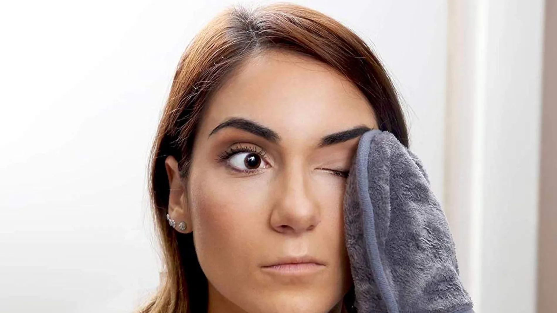 La rutina de desmaquillarse bien es fundamental para evitar las ojeras