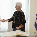 Díaz Ayuso en la reunión con la embajadora de Israel, Rodica Radian-Gordon.