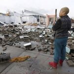 Faith Patton observa edificios destruidos por las tormentas en Nashville, Tennessee. (Foto AP / Mark Humphrey)